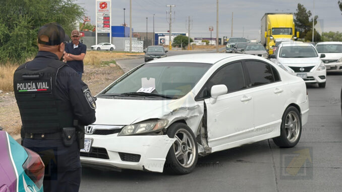 Choque lateral paraliza carriles en la vialidad Sacramento