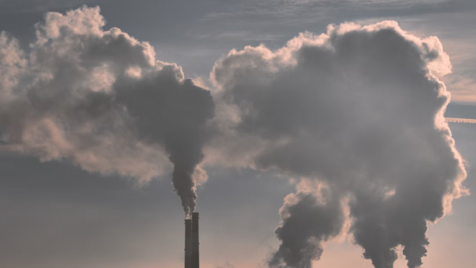 ONG advierte que crédito para siderúrgica puede agravar la contaminación del aire en Nuevo León